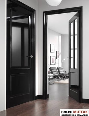 siyah renkli kapılar